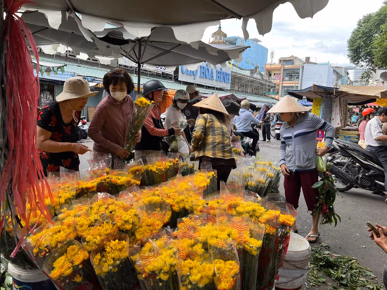 Hoa cúng giá ổn định, chỉ từ 15.000 - 25.000 đồng/bó.
