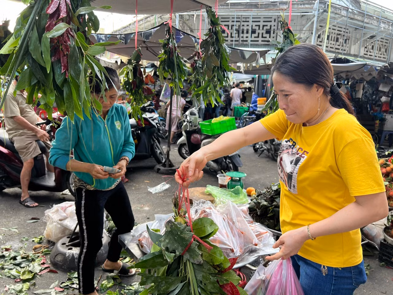Lá xông được nhiều người mua treo trước cửa nhà dịp Tết Đoan Ngọ có ý nghĩa trừ tà ma, đem lại bình an, may mắn cho gia đình. Mỗi bó lá xông có giá khoảng 10.000 đồng gồm nhiều loại lá như xương rồng, đinh lăng, cành bưởi, lá chanh, ngải cứu, sả...