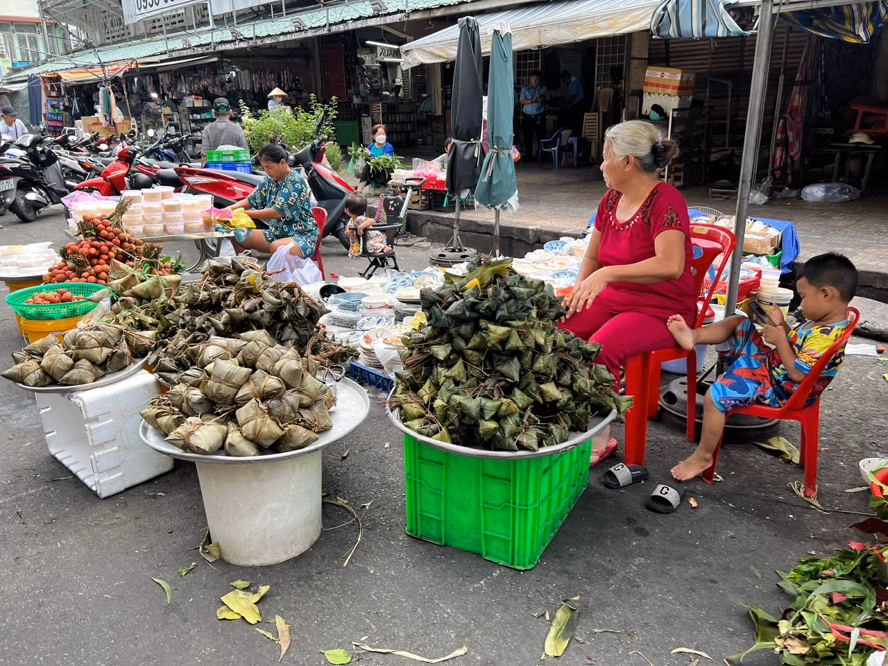 Tuy nhiên ghi nhận của phóng viên lúc 10h sáng nay (10/6) tại chợ Hòa Bình (quận 5), dù trong thời gian cao điểm buổi chợ nhưng các mặt hàng cúng Tết Đoan Ngọ khá thưa vắng khách mua.
