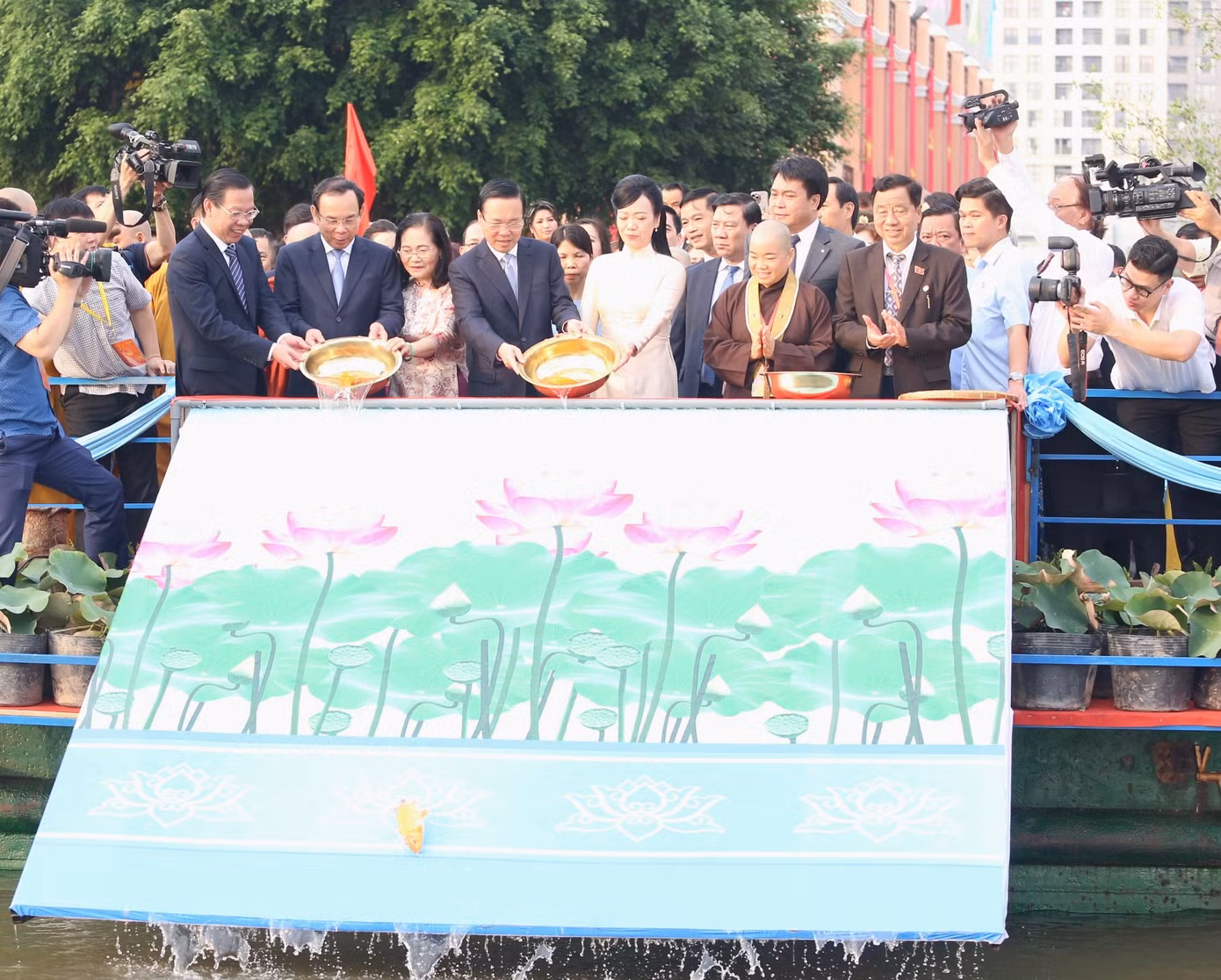 Chủ tịch nước Võ Văn Thưởng và Phu nhân thả cá chép tại Bến Nhà Rồng.