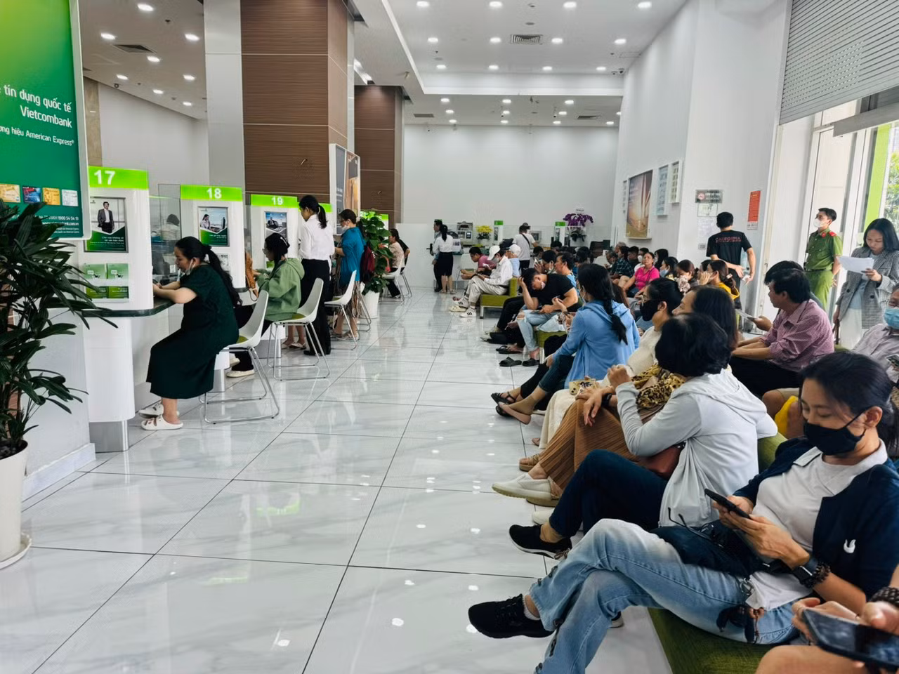 Tại ngân hàng Vietcombank cũng có rất đông khách đến mua vàng trong ngày đầu mở bán. Các chi nhánh Vietcombank ở quận 7, quận 1... đều chật kín khách.