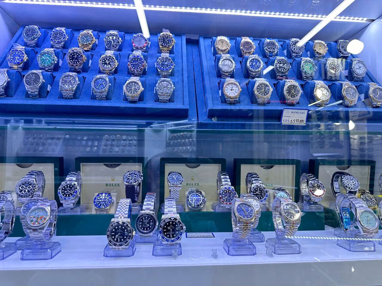Hàng giả, hàng nhái được lực lượng chức năng phát hiện đang bày bán công khai tại chợ Bến Thành. Hàng giả, hàng nhái được lực lượng chức năng phát hiện đang bày bán công khai tại chợ Bến Thành.