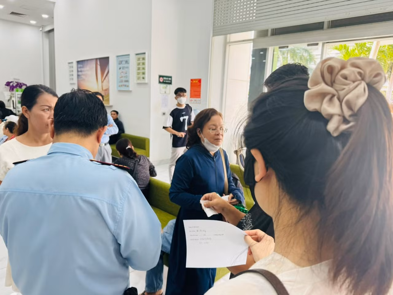 Nhiều người đến ngân hàng Vietcombank từ sau 15h tỏ ra thất vọng vì không mua được vàng và nhận được phiếu hẹn giao dịch vào ngày hôm sau.
