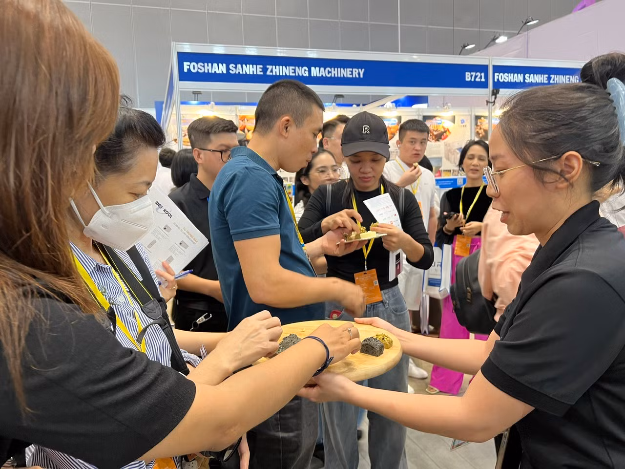 Ngày 11/12, triển lãm quốc tế ngành Bánh tại Việt Nam (VIBS 2024) đã diễn ra tại quận 7 (TPHCM), quy tụ trên 200 gian hàng của hơn 120 nhà triển lãm danh tiếng đến từ các thương hiệu trong nước và quốc tế đã tham dự, đem lại nhiều cơ hội giao thương cho doanh nghiệp.