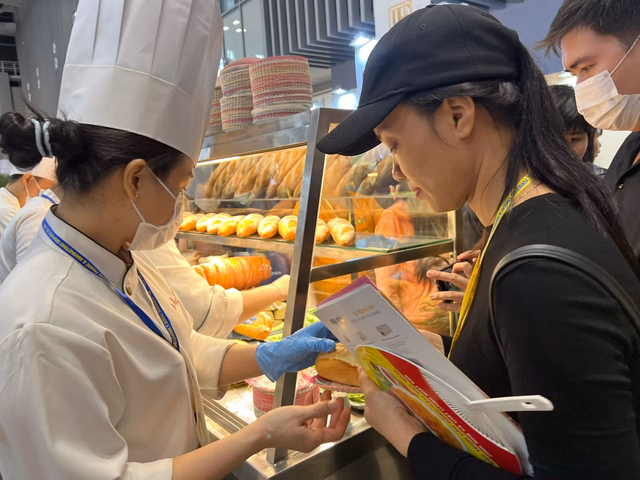 Nhân viên liên tục làm bánh mì tặng khách