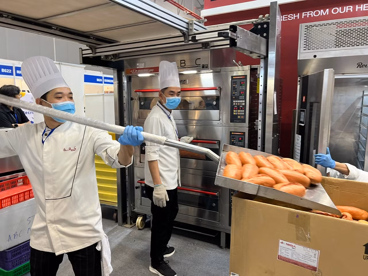 Bánh mì thanh long "hot trend" một thời của thương hiệu ABC được các đầu bếp nướng ngay tại chỗ, phát miễn phí cho khách tham quan.