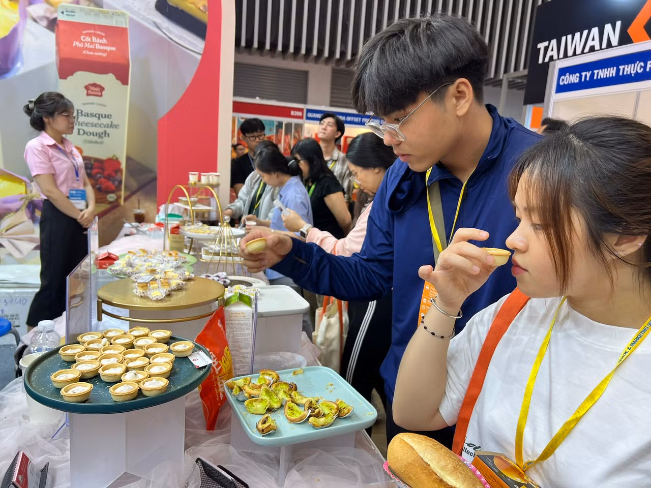 Bánh nóng hổi mới ra lò, du khách thưởng thức thoải mái ngay tại chỗ