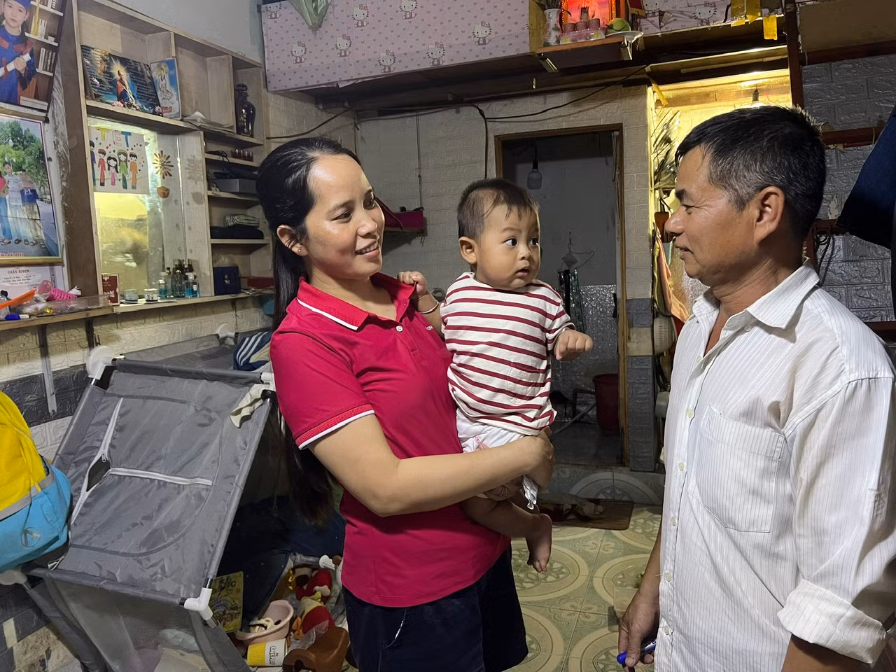 Chủ nhà trọ trò chuyện để nắm tâm tư, nguyện vọng của người thuê trọ nhằm có những hỗ trợ, tháo gỡ kịp thời, động viên người thuê trọ ở lại TPHCM làm việc.