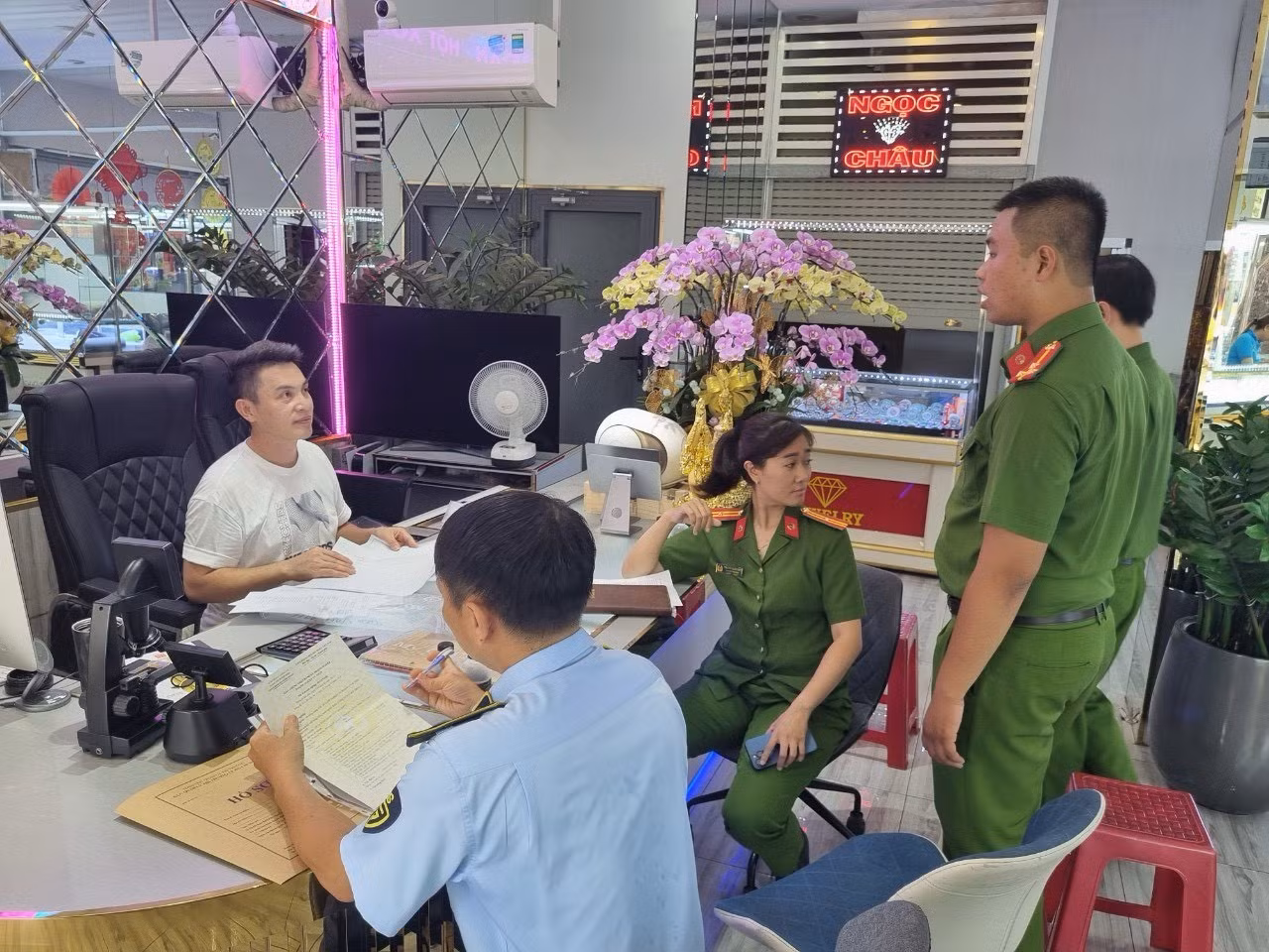Lực lượng quản lý thị trường TPHCM kiểm tra loạt tiệm vàng tại TPHCM