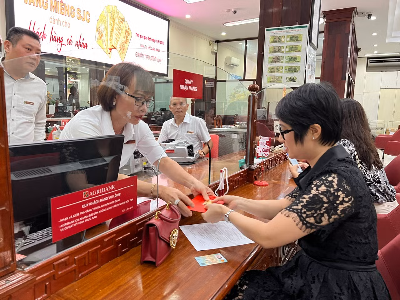 Khách nhận vàng kèm thêm hóa đơn, biên lai mua vàng.