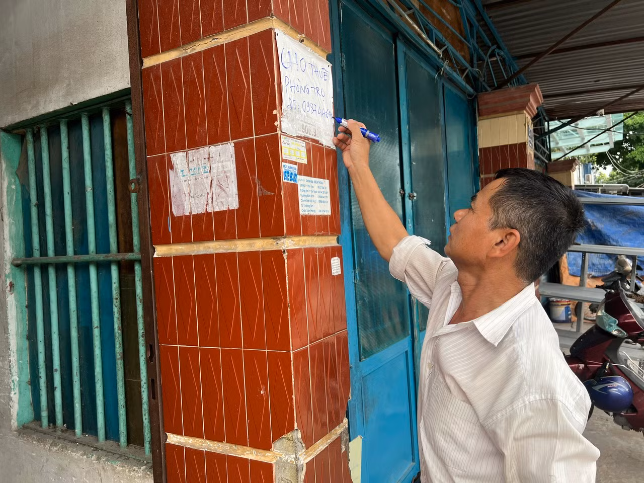Viết lại thông tin “cho thuê phòng trọ” cùng số điện thoại liên lạc trước nhà, ông Hoàng Phó Thạo (chủ nhà trọ ở khu phố 9, phường Tân Tạo, quận Bình Tân) thở dài nói rằng, gần 20 năm kinh doanh nhà trọ, chưa bao giờ ế ẩm như lúc này.