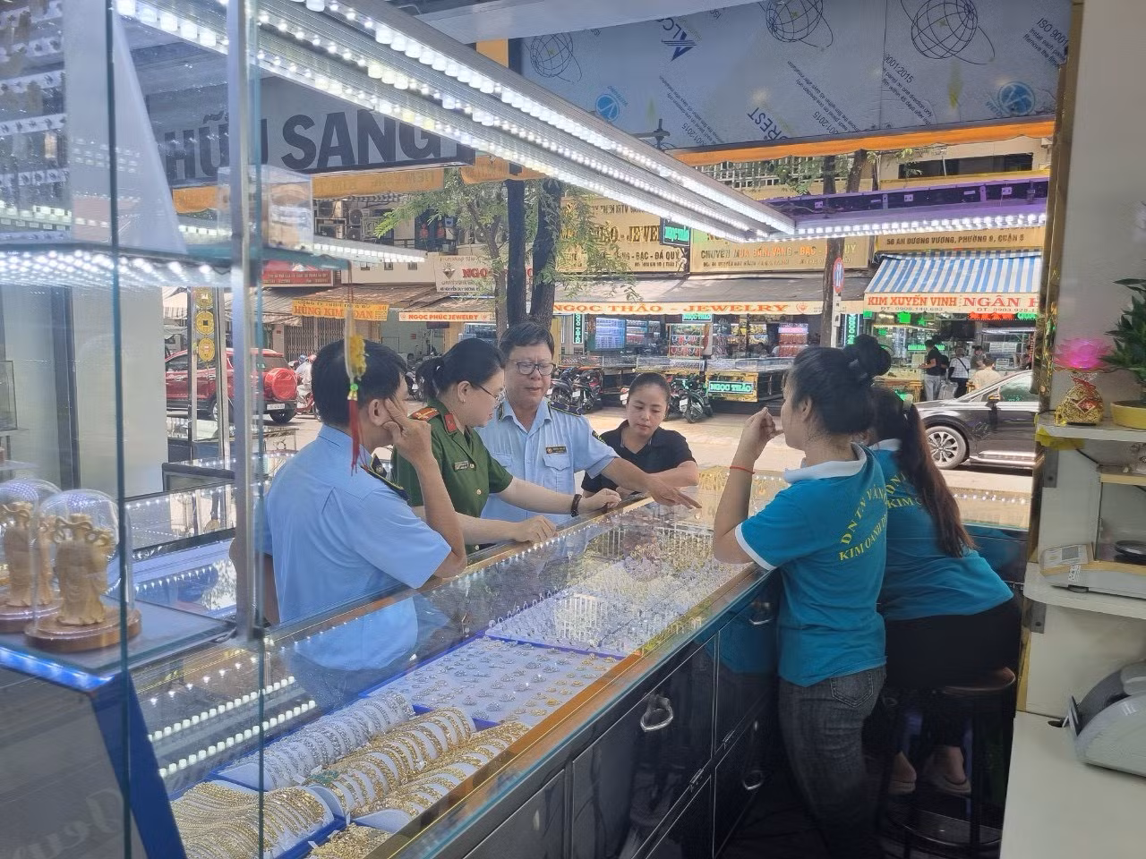 Nhiều tiệm vàng bất ngờ khi bị kiểm tra.
