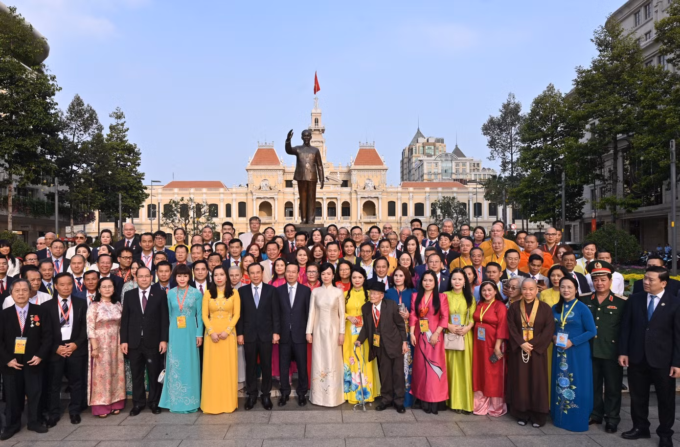 Chủ tịch nước cùng đoàn kiều bào dự chương trình Xuân quê hương chụp ảnh lưu niệm tại Tượng đài Chủ tịch Hồ Chí Minh trên Phố đi bộ Nguyễn Huệ (ảnh: Quốc Thanh).