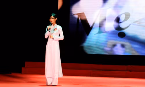 Thí sinh thể hiện tài năng đọc thơ