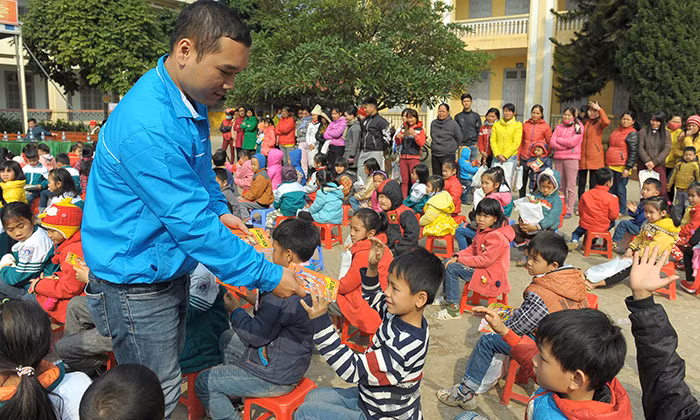 Nhiều phần quà Tết tặng học sinh khó khăn Hòa Bình ảnh 13