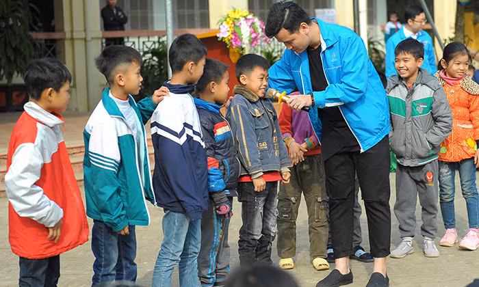 Nhiều phần quà Tết tặng học sinh khó khăn Hòa Bình ảnh 4