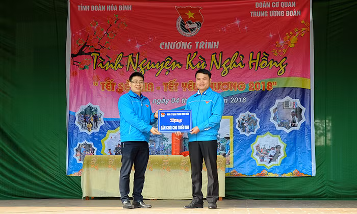 Nhiều phần quà Tết tặng học sinh khó khăn Hòa Bình ảnh 6