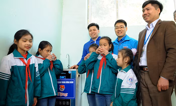 Nhiều phần quà Tết tặng học sinh khó khăn Hòa Bình ảnh 11