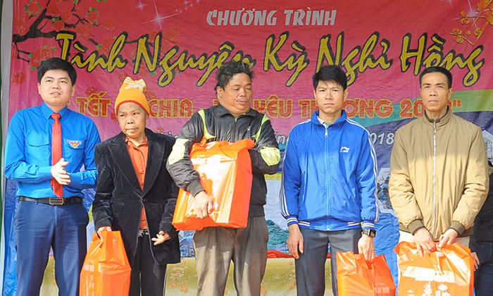Nhiều phần quà Tết tặng học sinh khó khăn Hòa Bình ảnh 8