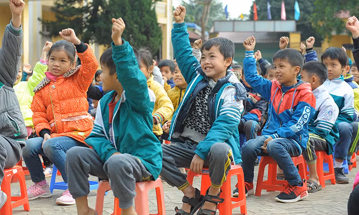 Nhiều phần quà Tết tặng học sinh khó khăn Hòa Bình ảnh 5