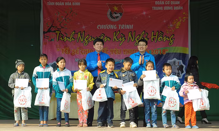 Nhiều phần quà Tết tặng học sinh khó khăn Hòa Bình ảnh 2