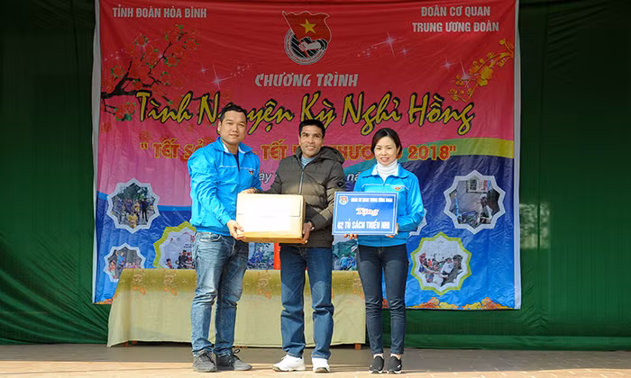 Nhiều phần quà Tết tặng học sinh khó khăn Hòa Bình ảnh 7
