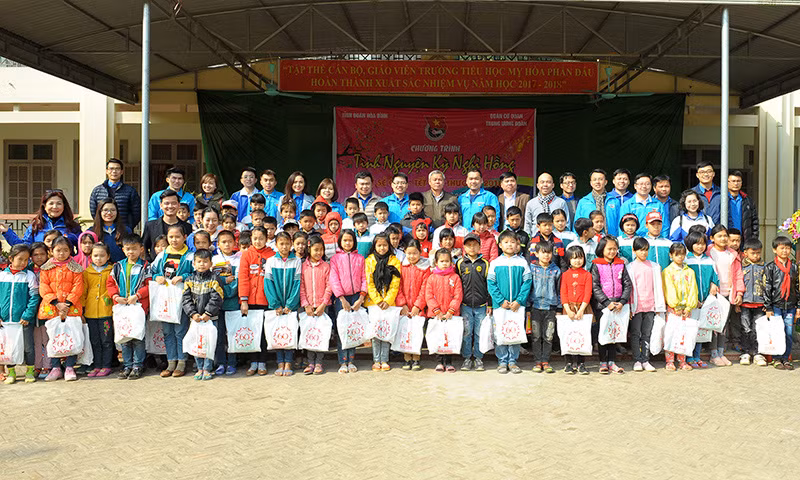 Nhiều phần quà Tết tặng học sinh khó khăn Hòa Bình ảnh 14