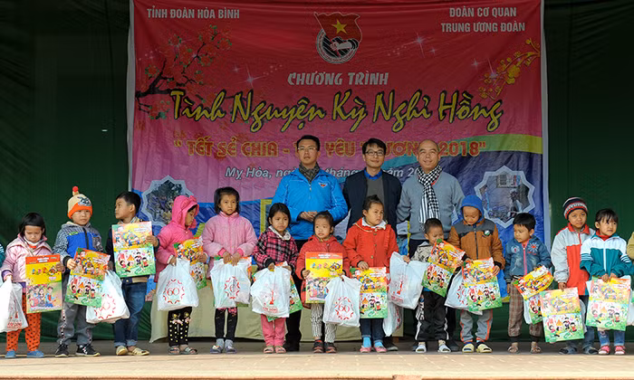 Nhiều phần quà Tết tặng học sinh khó khăn Hòa Bình ảnh 9