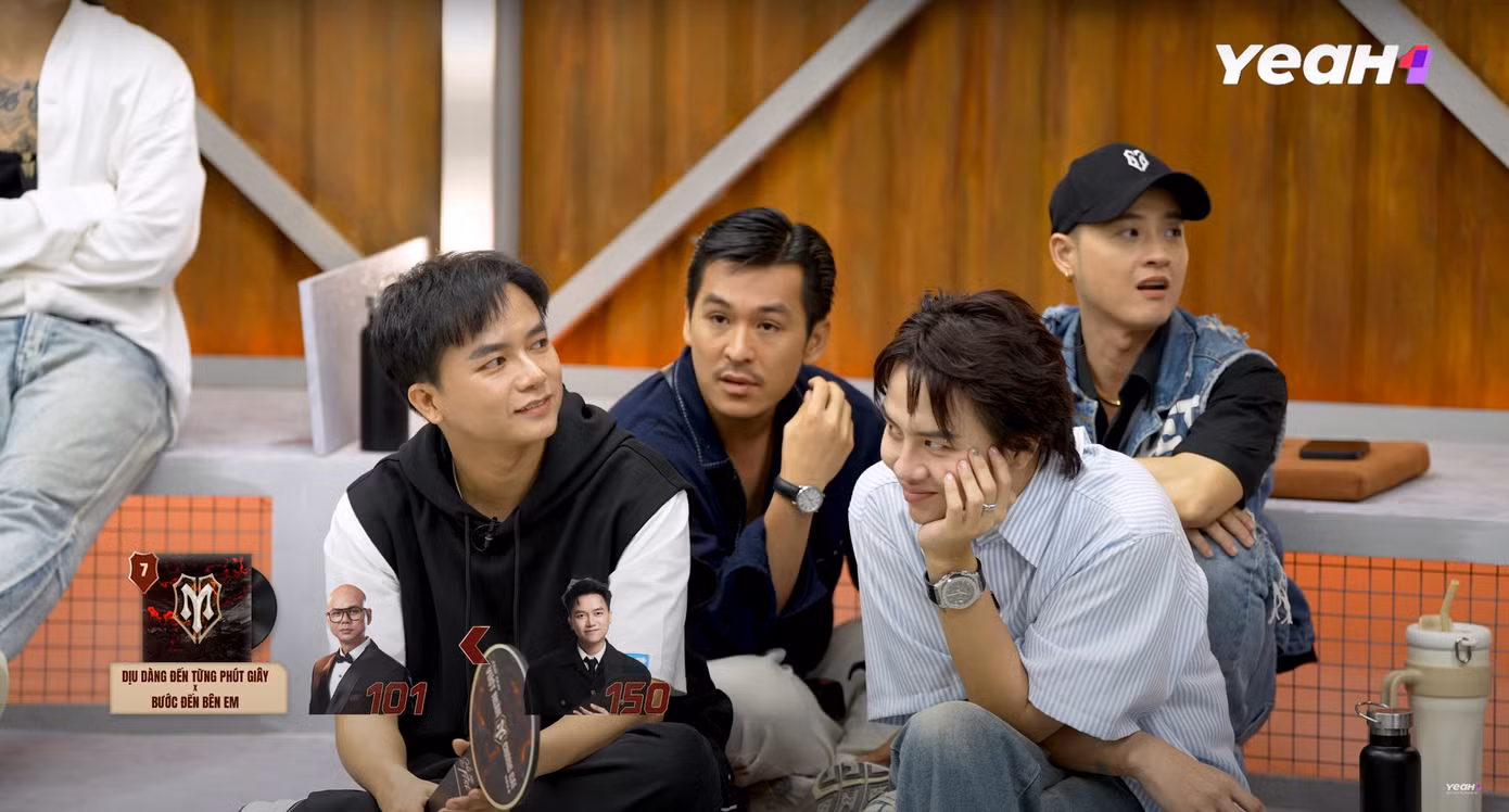 Nhà Xương rồng bàn nhau xem có nên hát opera trong tiết mục sắp tới hay không...