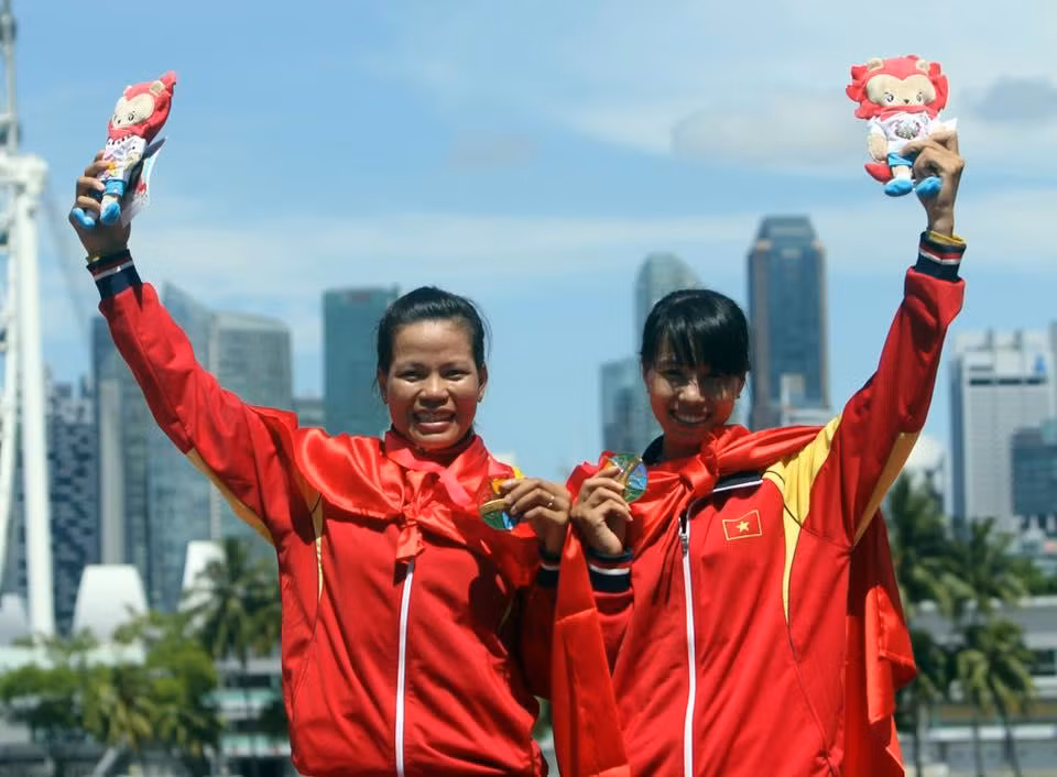 Phạm Thị Huệ (trái) với chiếc HCB SEA Games 30 tại Indonesia.