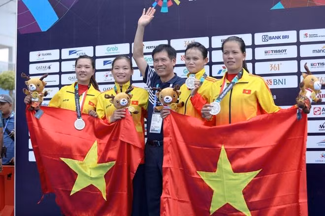 Phạm Thị Huệ (bìa phải) góp công mang nhiều thành tích cho đội Rowing Việt Nam.