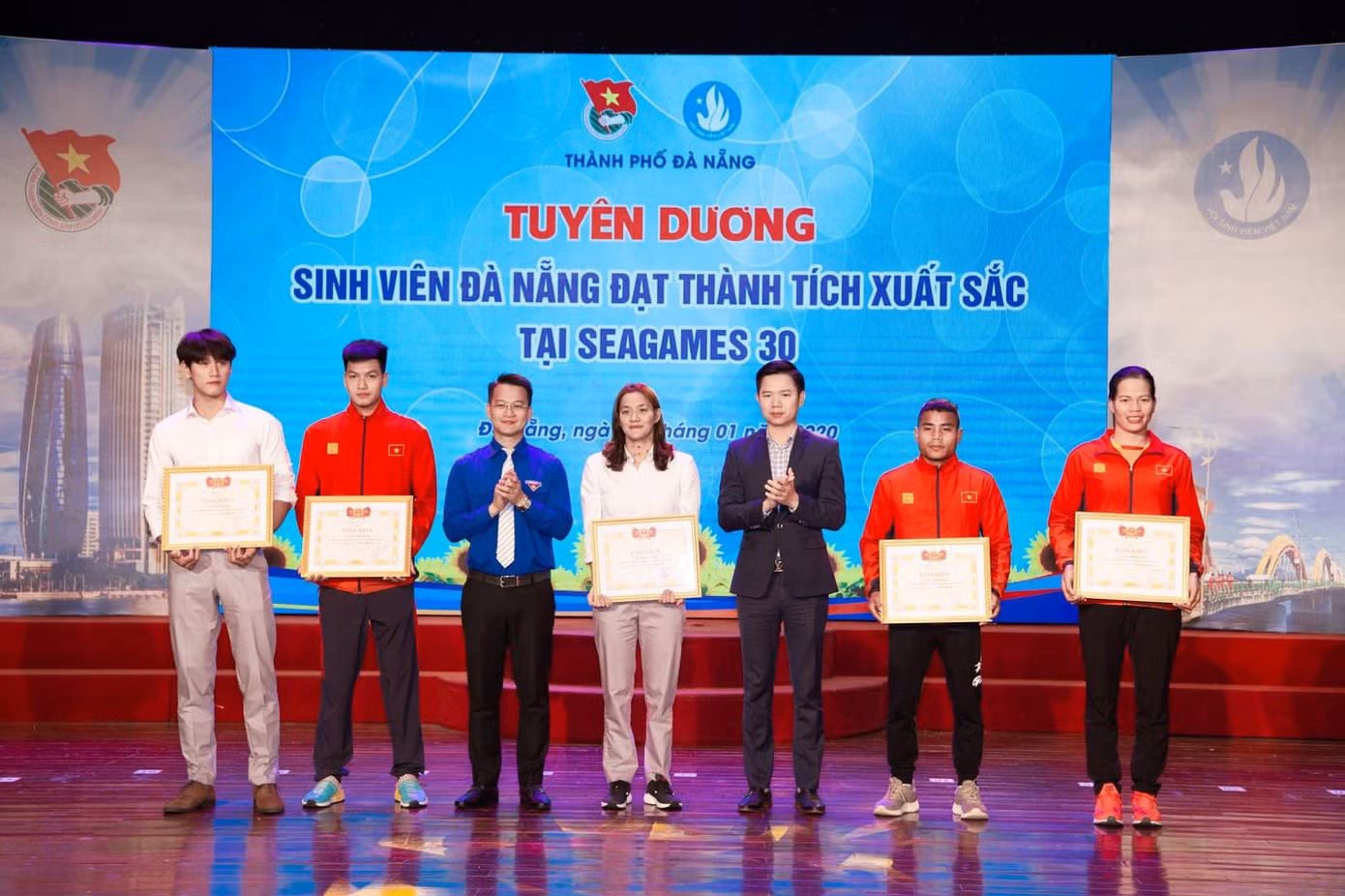 Phạm Thị Huệ (bìa phải) cùng các sinh viên trường ĐH TDTT Đà Nẵng trong lẽ tuyên dương khen thưởng của UBND TP.Đà Nẵng.