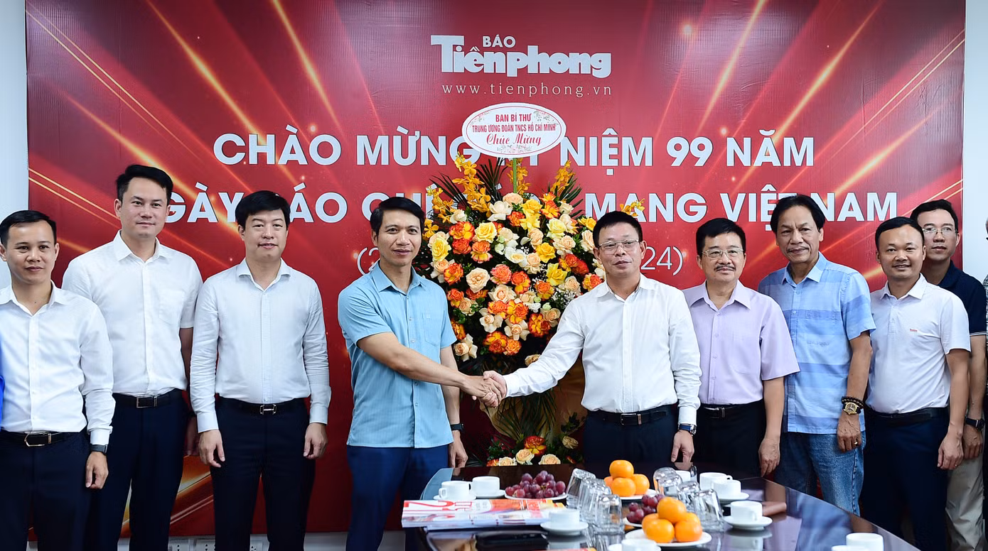 Anh Nguyễn Ngọc Lương và đoàn công tác T.Ư Đoàn tặng hoa lúc mừng Báo Tiền Phong dịp 21/6. Ảnh: Hoàng Mạnh Thắng