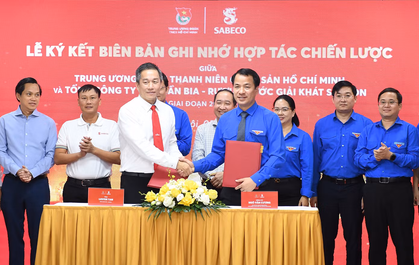Bí thư T.Ư Đoàn Ngô Văn Cương và Tổng Giám đốc SABECO Lester Tan ký kết biên bản ghi nhớ của hai đơn vị giai đoạn 2024 - 2026.