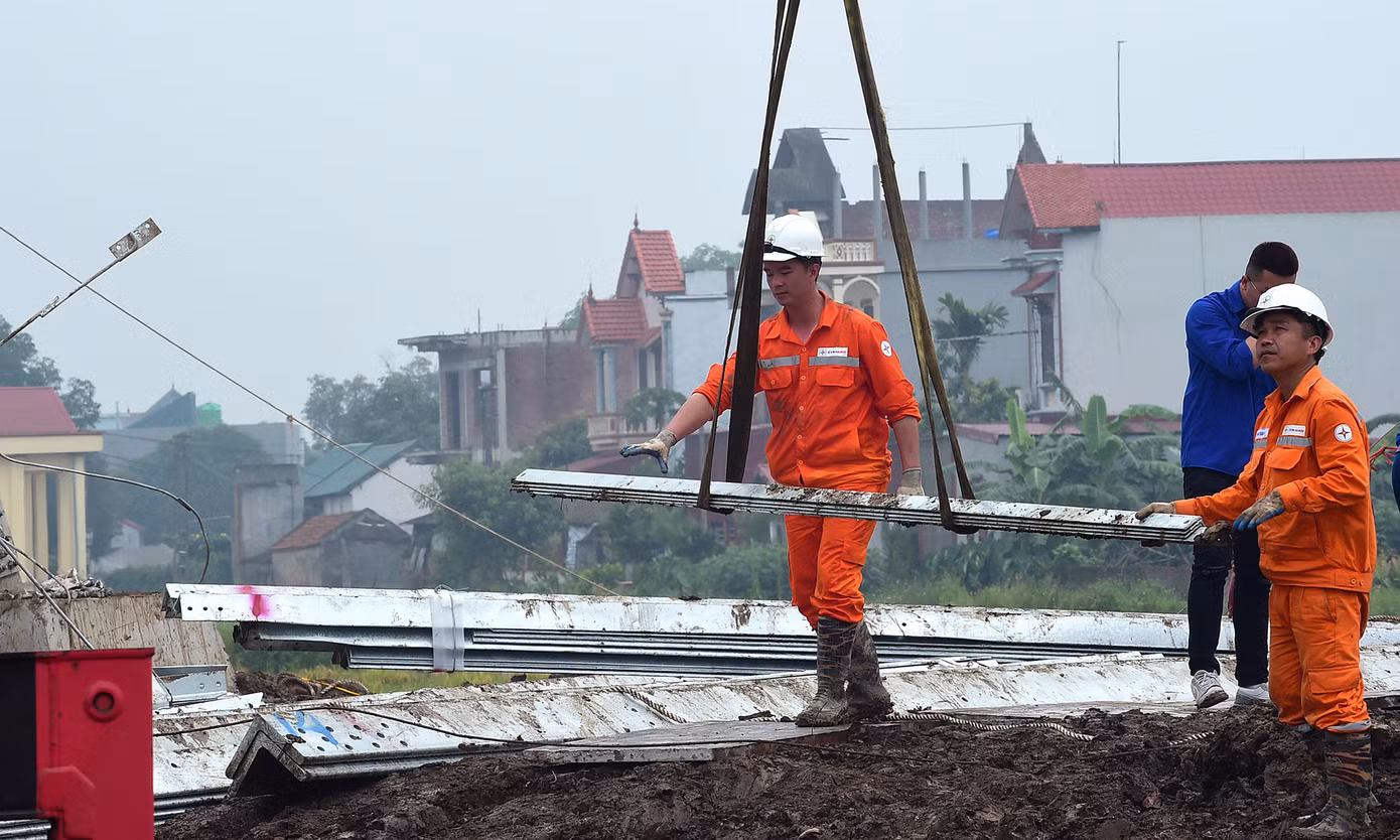 Lực lượng công nhân thi công đường dây 500kV mạch 3 tại xã Hoà Phong (TX. Mỹ Hào, Hưng Yên). Ảnh: Xuân Tùng