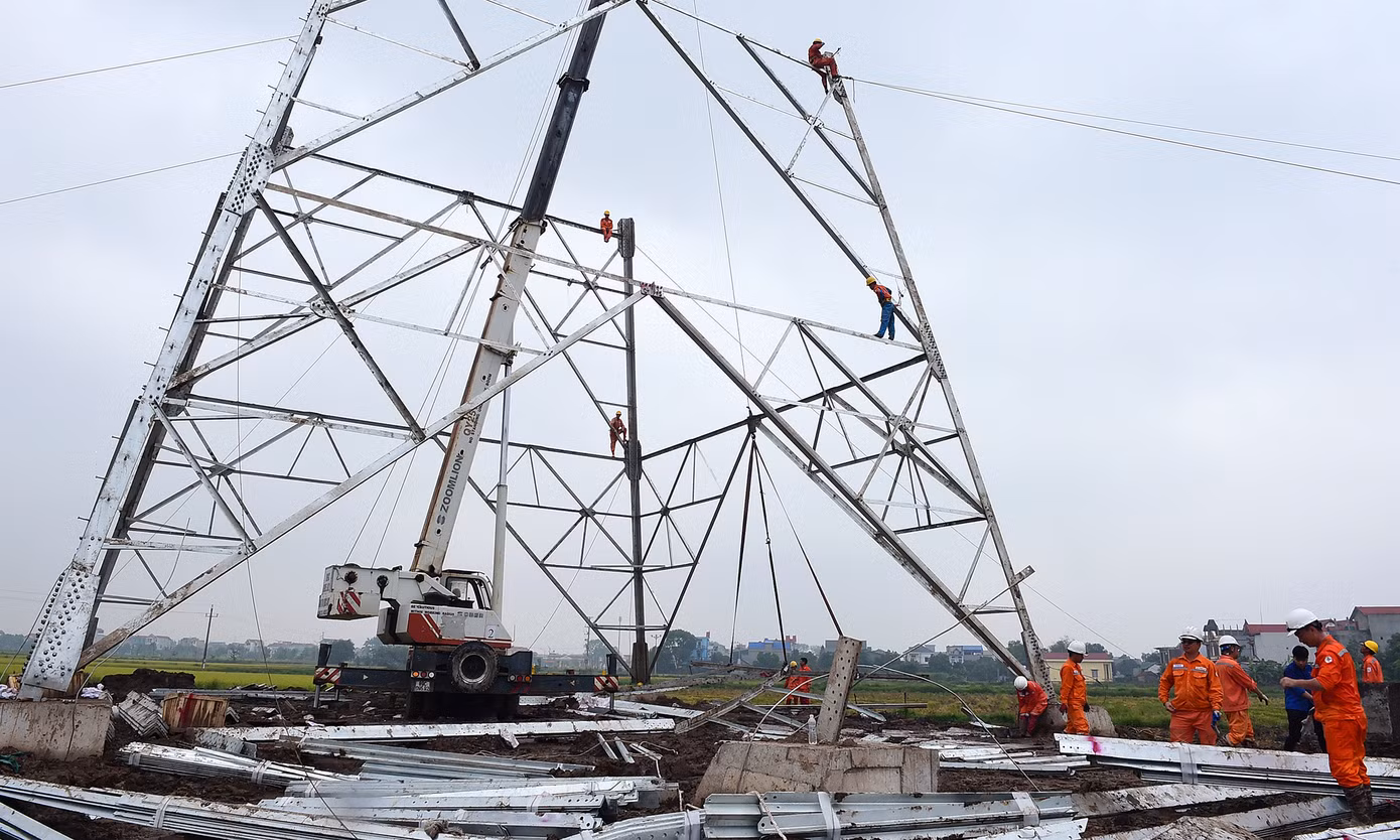 Lực lượng công nhân thi công đường dây 500kV mạch 3 tại xã Hoà Phong (TX. Mỹ Hào, Hưng Yên). Ảnh: Xuân Tùng