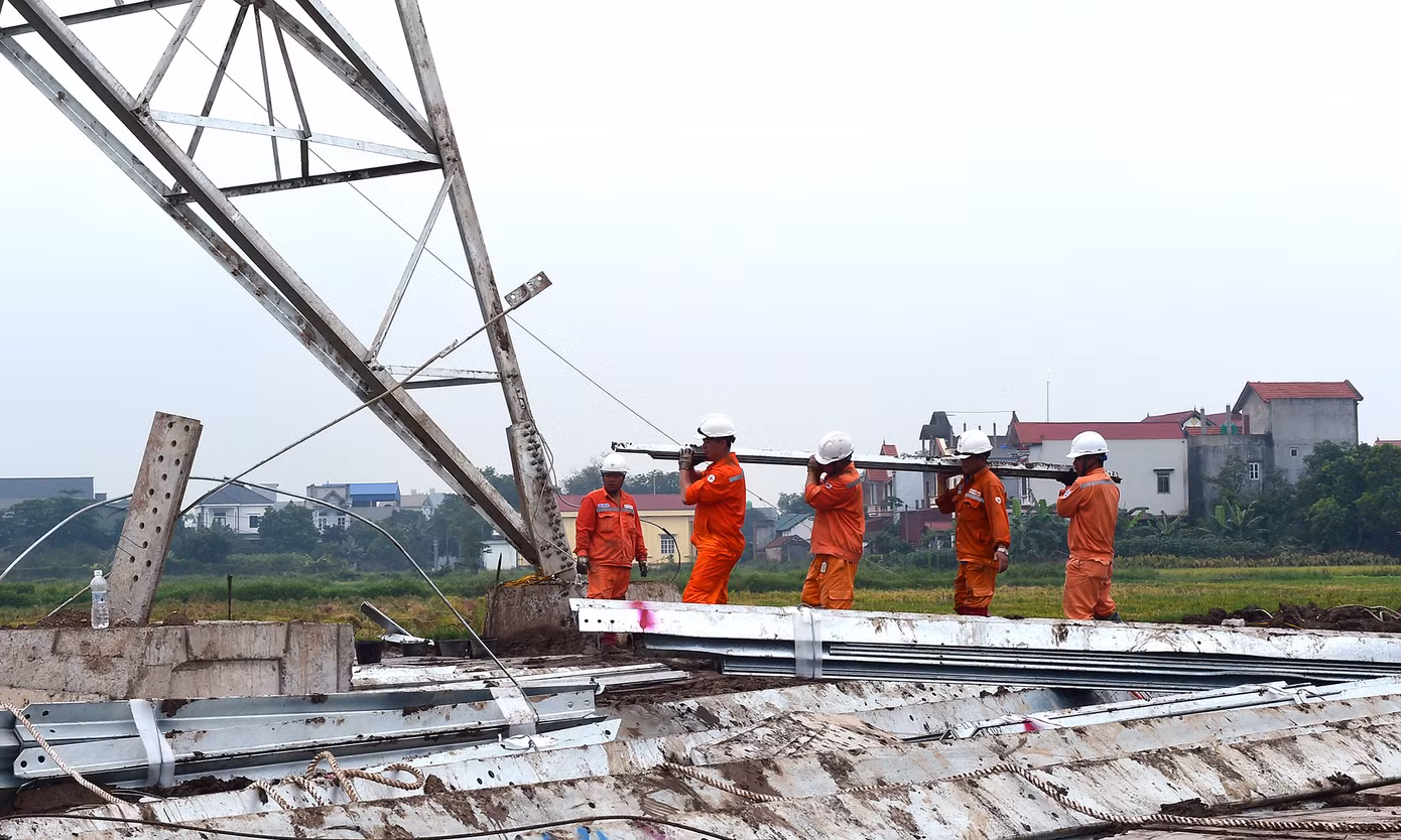 Lực lượng công nhân thi công đường dây 500kV mạch 3 tại xã Hoà Phong (TX. Mỹ Hào, Hưng Yên). Ảnh: Xuân Tùng