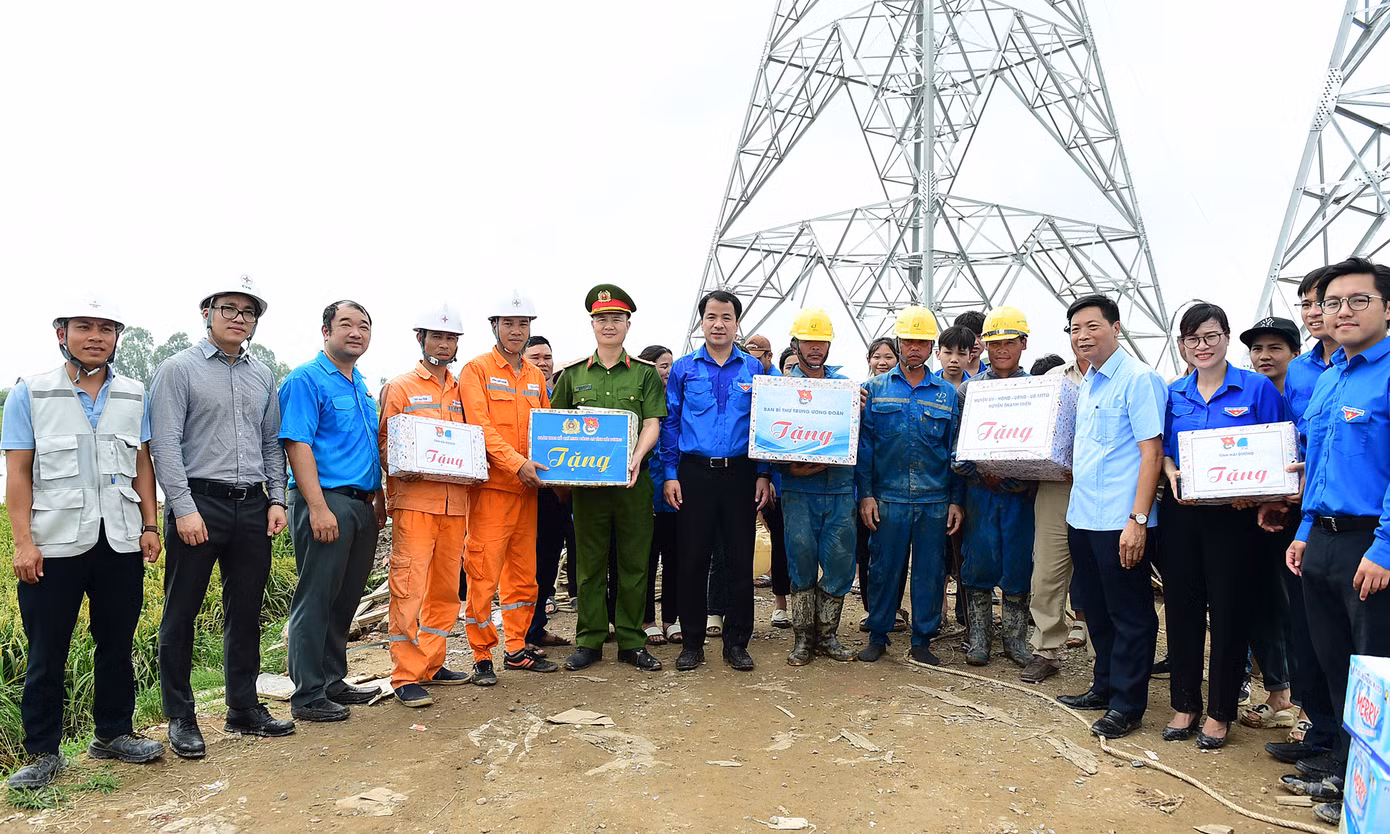 Đoàn công tác T.Ư Đoàn và các đơn vị, địa phương tặng quà, động viên thanh niên công nhân thi công đường dây tại xã Ngô Quyền (huyện Thanh Miện, Hải Dương). Ảnh: Xuân Tùng