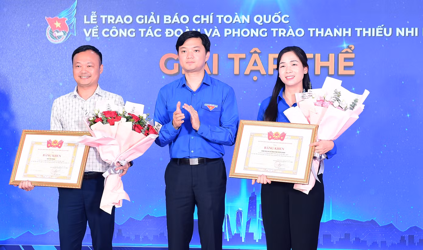 Bí thư T.Ư Đoàn Nguyễn Minh Triết trao khen thưởng Giải Tập thể cho Báo Tiền Phong và Tỉnh Đoàn Tuyên Quang. Ảnh: Xuân Tùng Bí thư T.Ư Đoàn Nguyễn Minh Triết trao khen thưởng Giải Tập thể cho Báo Tiền Phong và Tỉnh Đoàn Tuyên Quang. Ảnh: Xuân Tùng