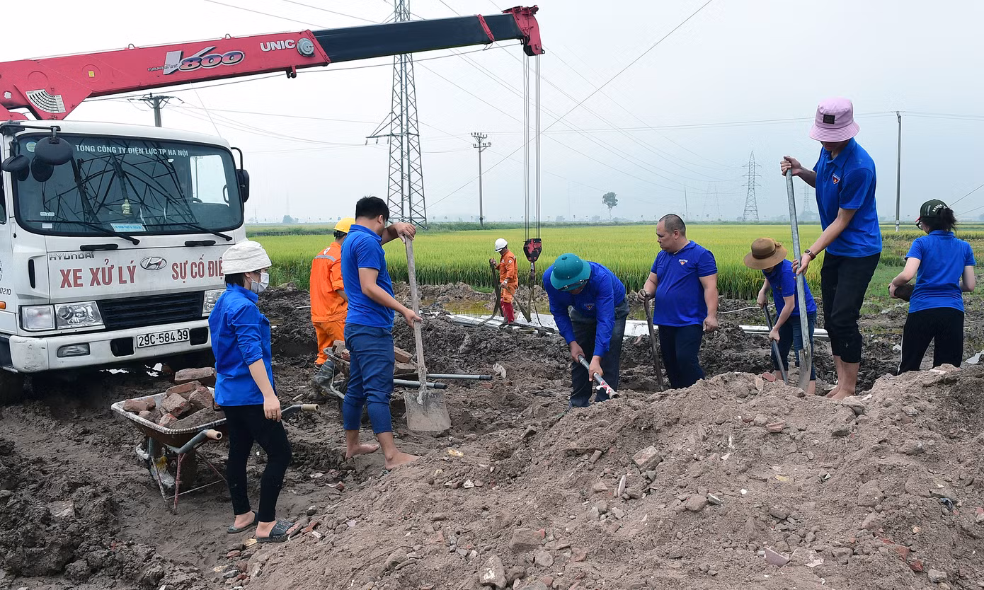 Đoàn viên thanh niên tham gia làm đường vào vị trí cột đường dây 500kV mạch 3. Ảnh: Xuân Tùng