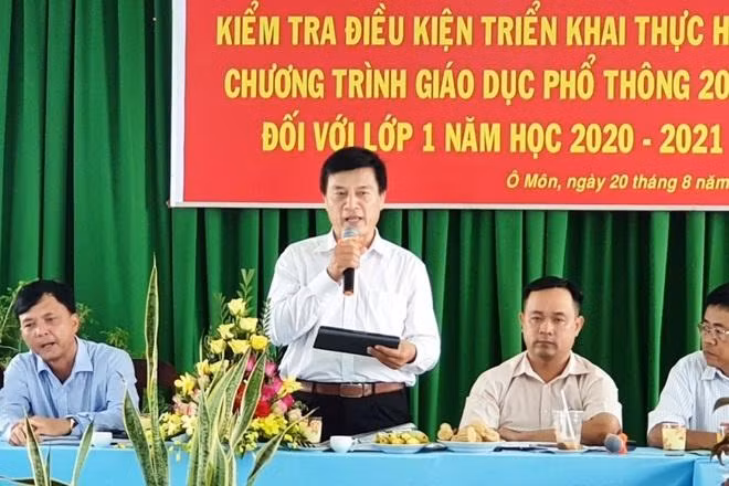Thầy Võ Minh Lợi (đứng) đang phát biểu chỉ đạo trong một cuộc họp (Ảnh: Phạm Tâm)
