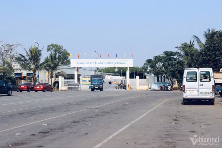 Đầu giờ chiều vẫn còn xe đến để đăng kiểm tại trung tâm đăng kiểm 60-05D.