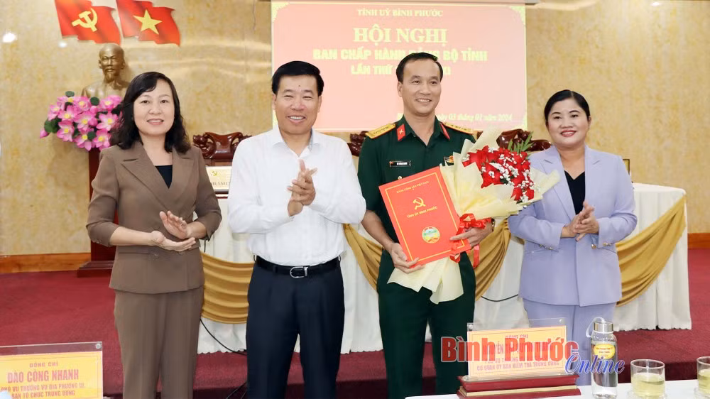 Ban Thường vụ Tỉnh ủy trao quyết định và tặng hoa chúc mừng Đại tá Võ Thành Danh, Chỉ huy trưởng Bộ Chỉ huy Quân sự tỉnh Bình Phước