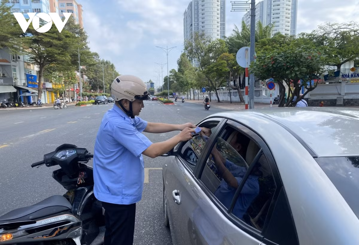 Toàn bộ nguồn thu từ vỉa hè, lòng đường sẽ được giữ lại để phục vụ duy tu và hoạt động thu phí (ảnh: Lưu Sơn)