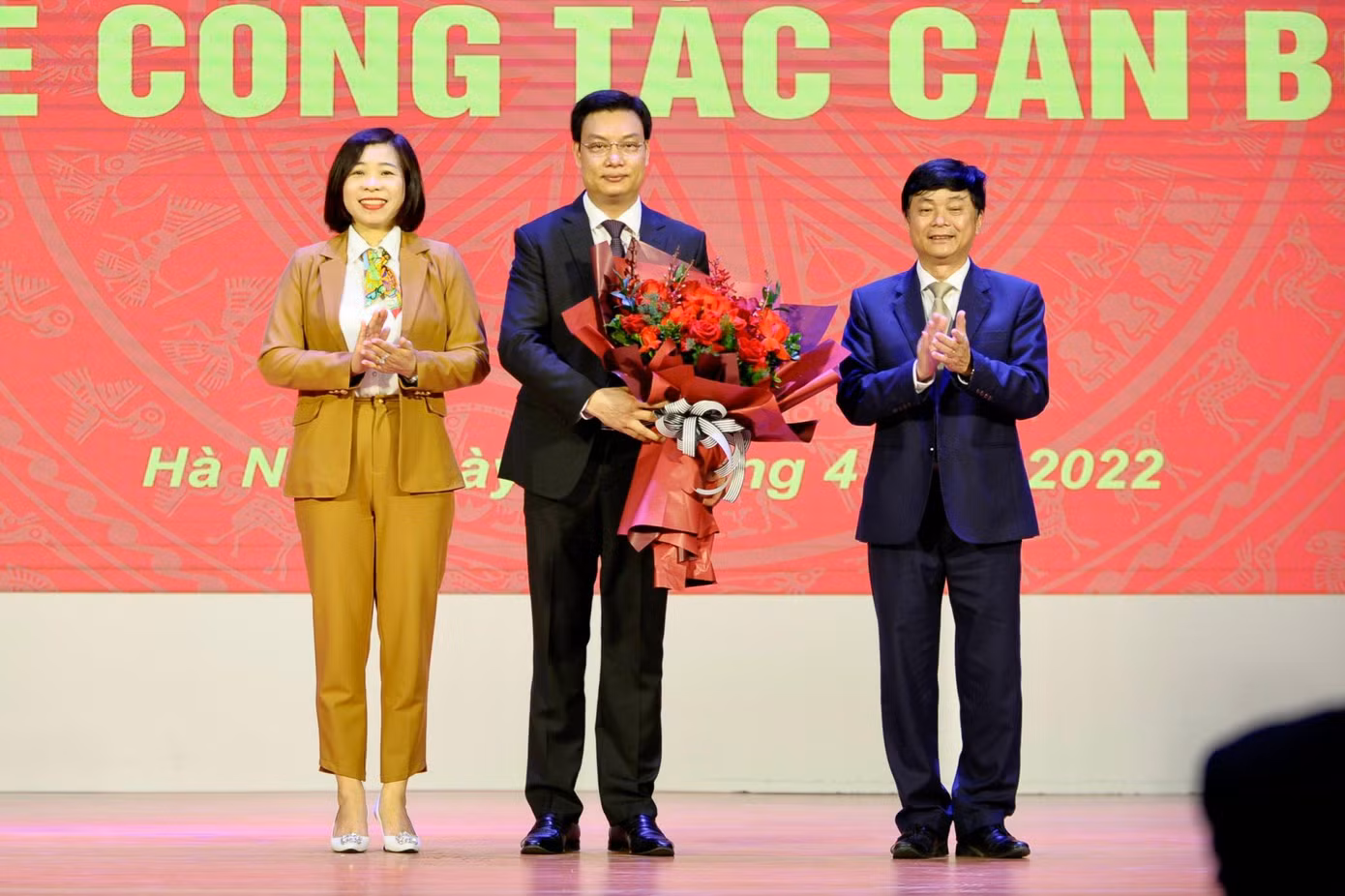 Trước khi nhận nhiệm vụ mới, PGS.TS Trần Thanh Giang (giữa) là Bí thư Chi bộ, Trưởng ban Quản lý Đào tạo, Học viện Báo chí và Tuyên truyền.