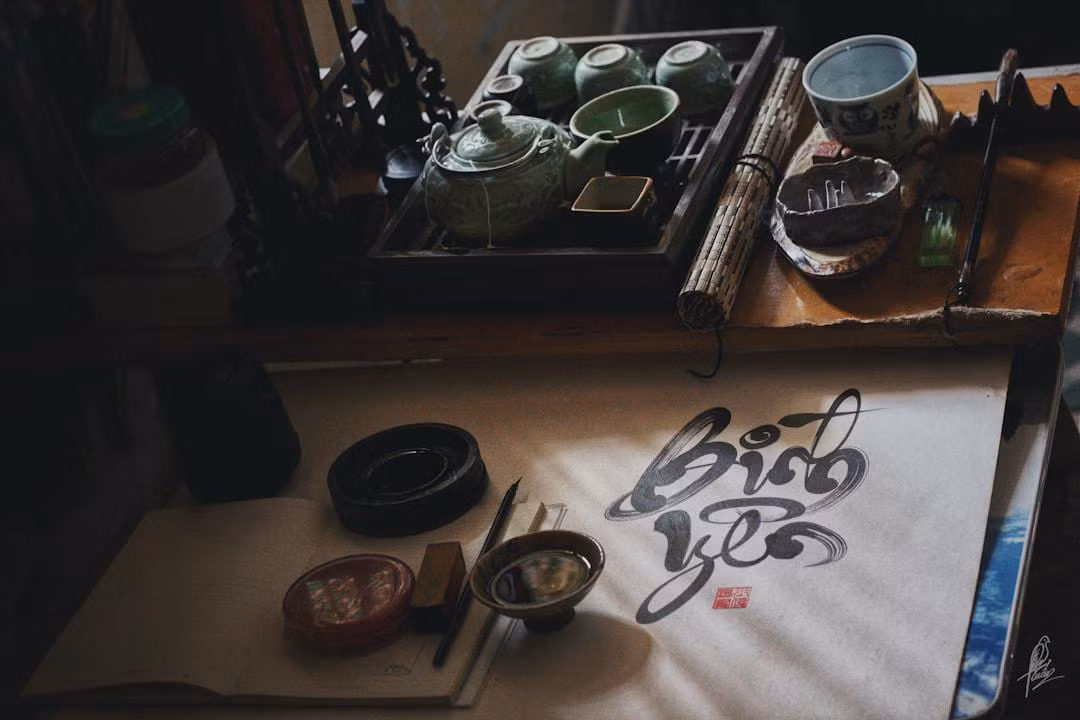 "Sau những lần cho chữ, tôi học được đức tính kiên nhẫn, sống chậm rãi hơn để có những bước đi đúng đắn. Đó là điều bổ ích mà thư pháp mang lại cho tôi", Tuấn chia sẻ.