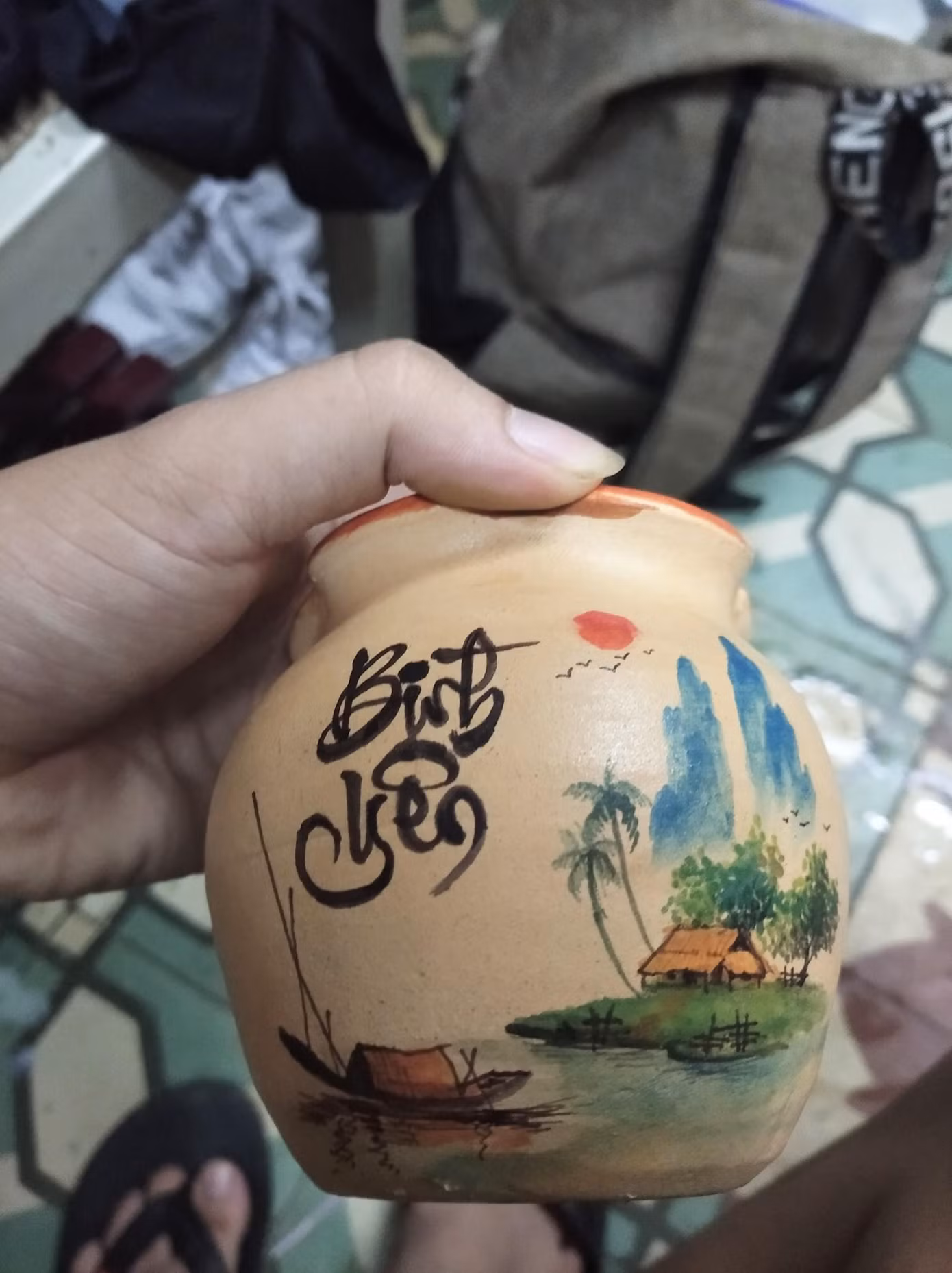 Một sản phẩm gốm được tô điểm bằng nghệ thuật thư pháp của Tuấn.