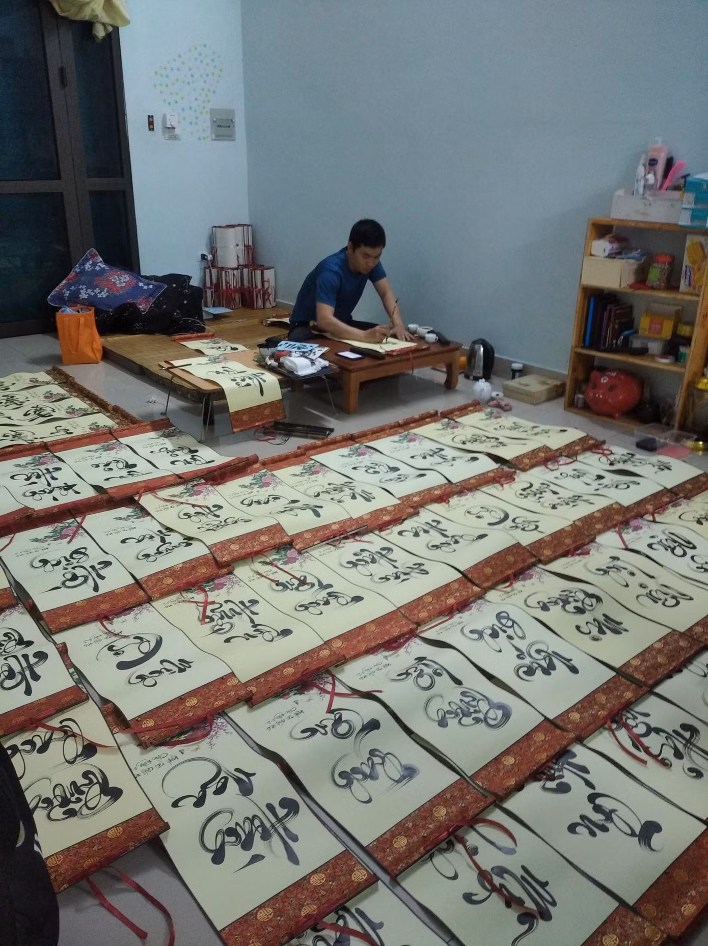 Sau khi tốt nghiệp chuyên ngành Mỹ thuật, ĐH Sư phạm Hà Nội, Tuấn làm công việc chính là vẽ tranh tường, sáng tác tranh nghệ thuật. Những dịp cuối năm “hóa thân” thành ông Đồ đi cho chữ.