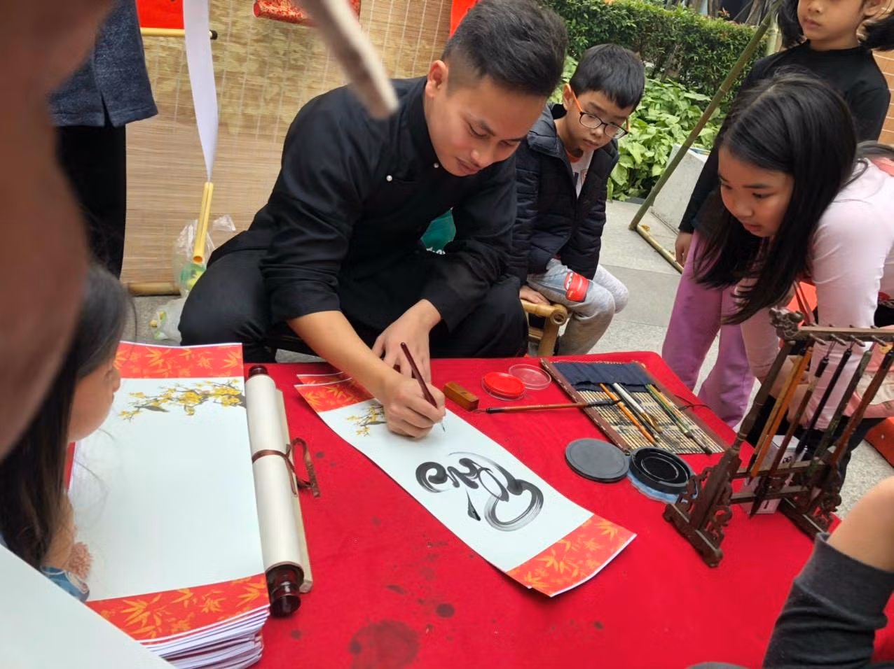 “Cứ đến tầm này, 5 năm qua, tôi hầu như kín lịch. Cứ buổi tối tôi chuẩn bị họa cụ hoặc tranh thủ ngồi viết những bức thư pháp số lượng lớn do khách đặt trước. Ban ngày phóng xe máy đi các chương trình sự kiện tất niên của các cơ quan, công ty tổ chức cho người lao động”, chàng trai 24 tuổi chia sẻ.