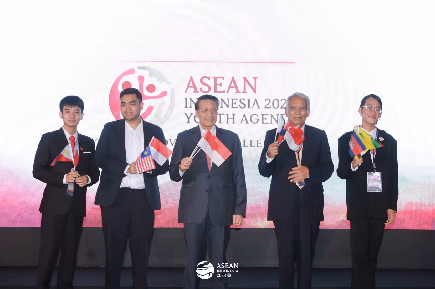 Chụp hình cùng các lãnh đạo cấp cao của Indonesia trong khuôn khổ ASEAN Youth Agenda. Chụp hình cùng các lãnh đạo cấp cao của Indonesia trong khuôn khổ ASEAN Youth Agenda.